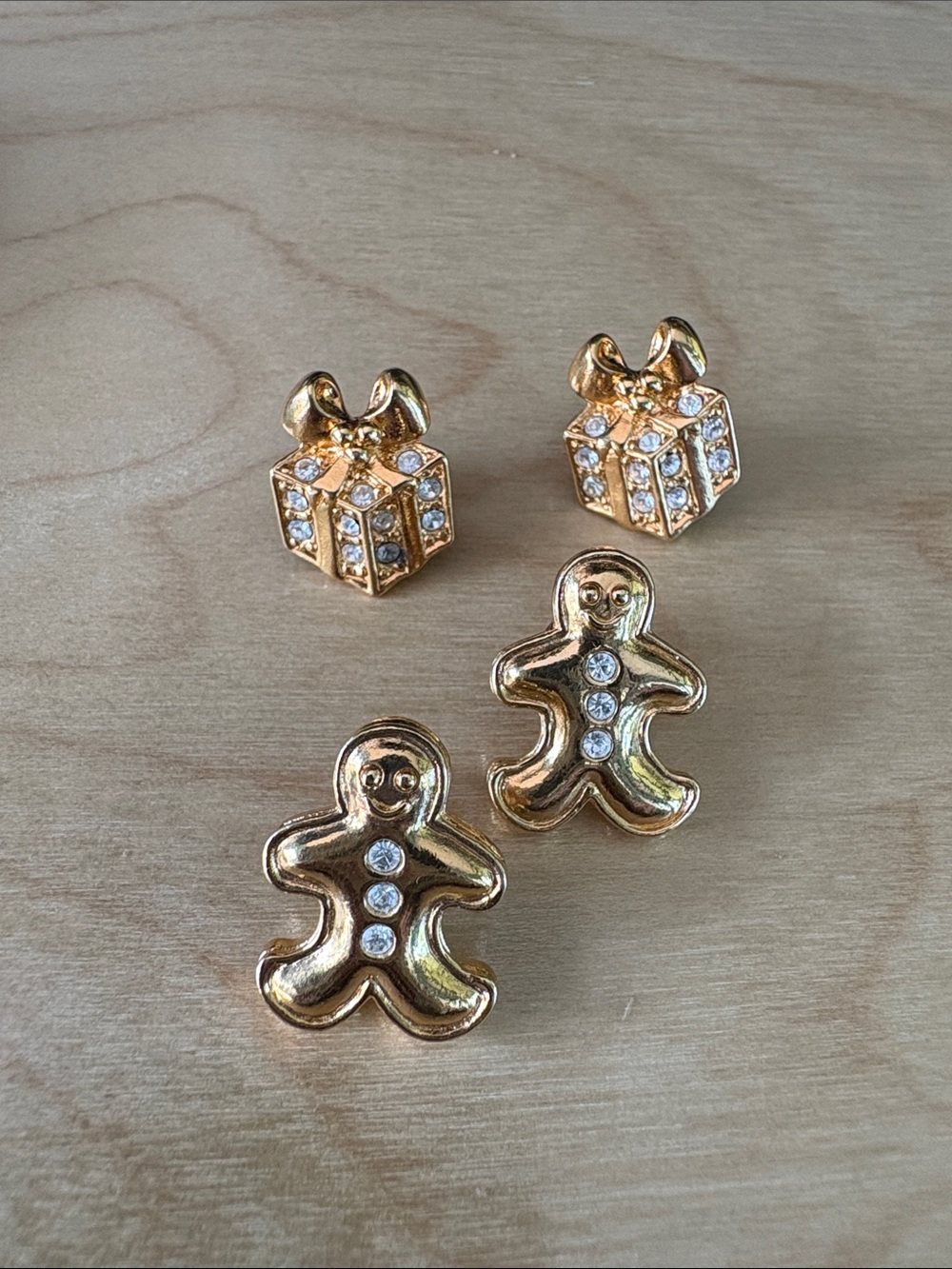 🎁 (2) Pairs of Avon Earrings. Christmas. Gingerbread Man and Presents!